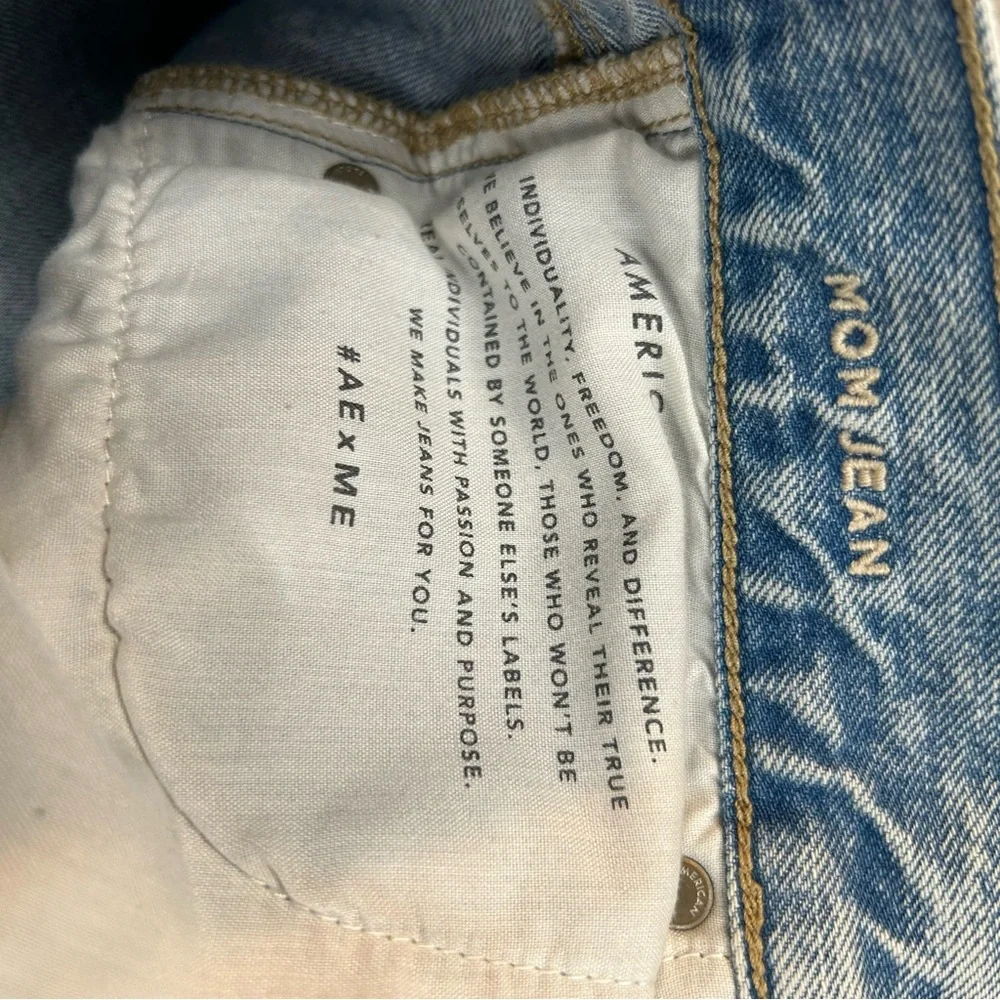 American Eagle Women's Jeans Light Wash‎ Mom Jean Distressed Color Blue Size 6 - Picture 7 of 16